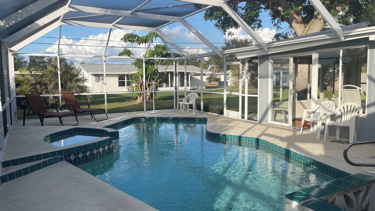 Plantation House | Pool Home- 3BR 2BA House Near Beaches & all that Beautiful Venice as to offer!