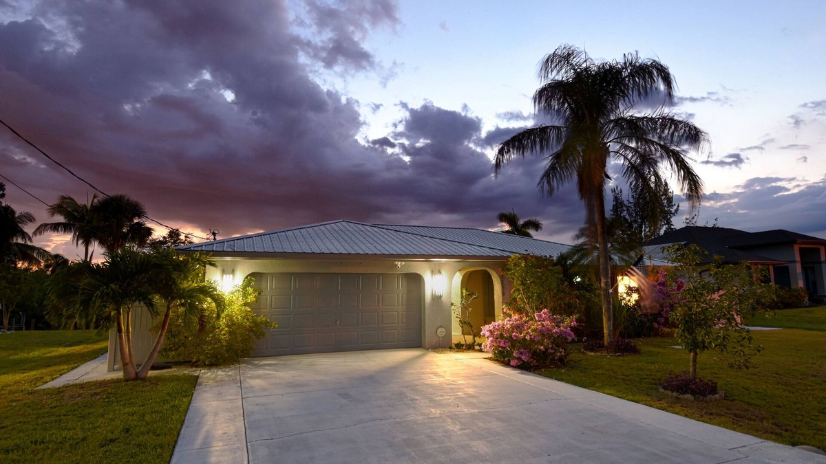 Fort Myers Shores House | Pool Home in Fort Meyers