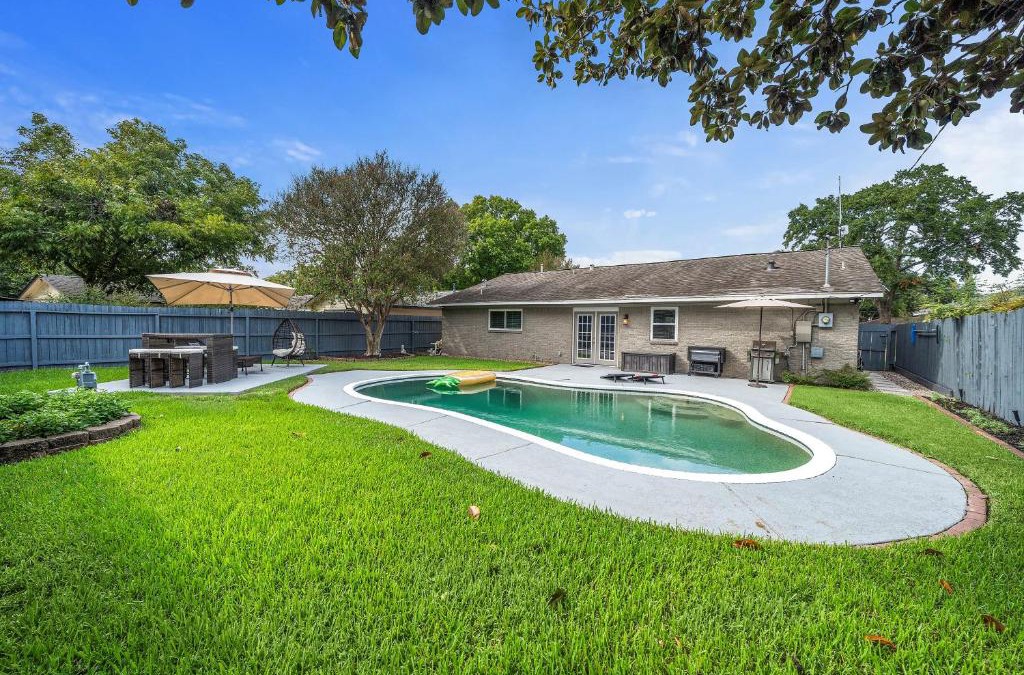 Garden Oaks House | Pool Home Nr Heights, Dt Games Wifi Bbq Yard