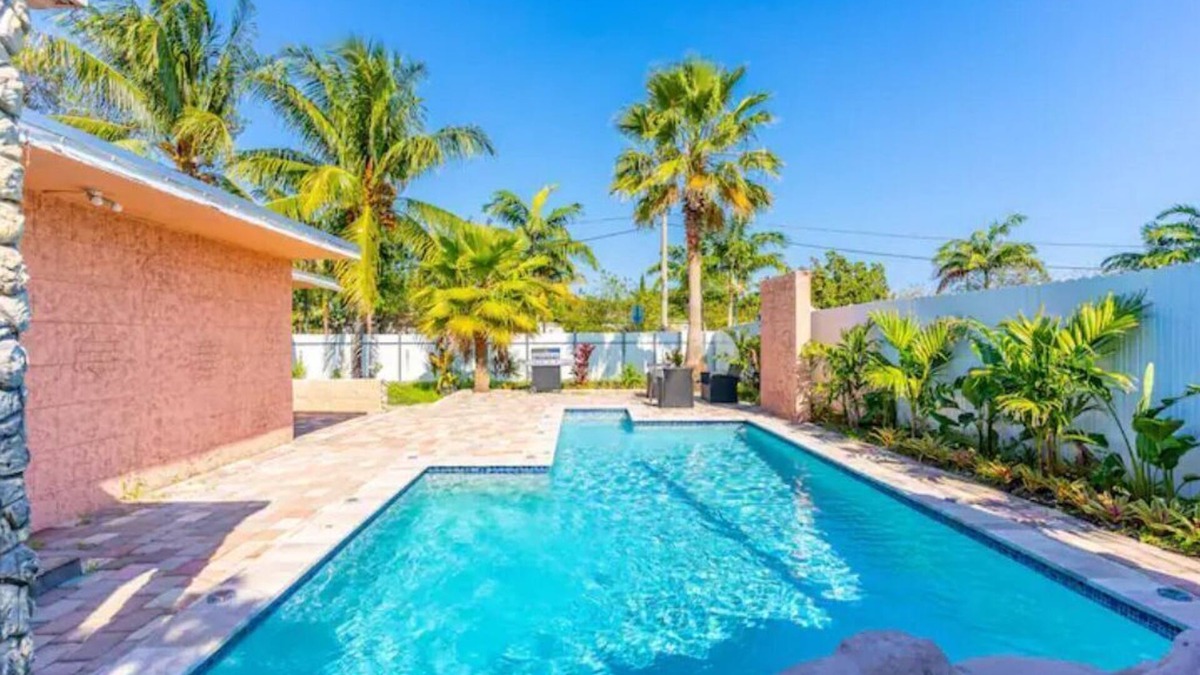 North Miami House | Pool home with king-size bed in North Miami