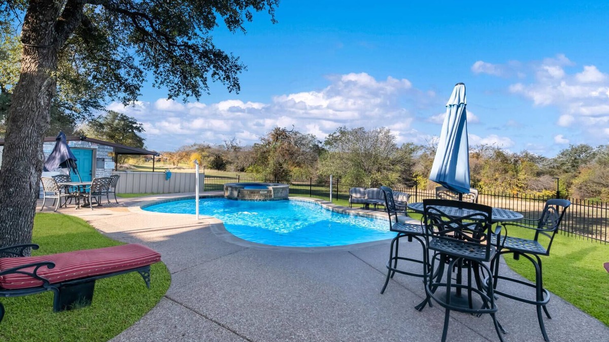 Laguna Park House | Pool, Hot Tub, Fire Pit & 200 Yards to Lake