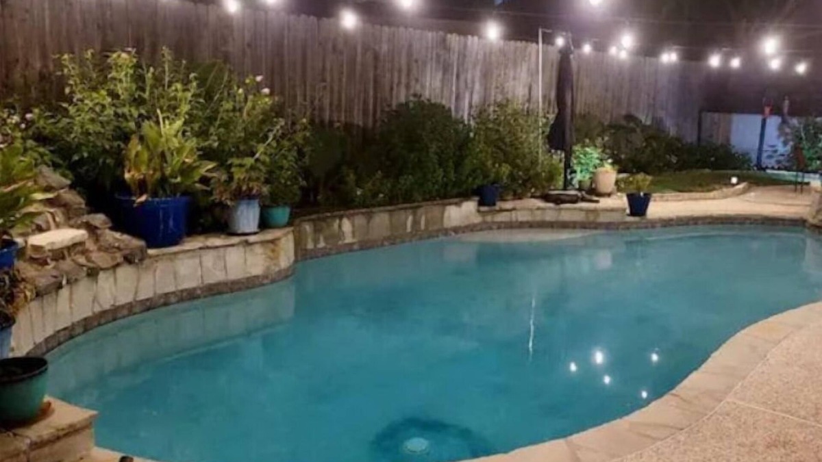 South Arlington House | Pool Hot Tub Game room Arcade fast Wi-Fi Fire Pit Dog Friendly!