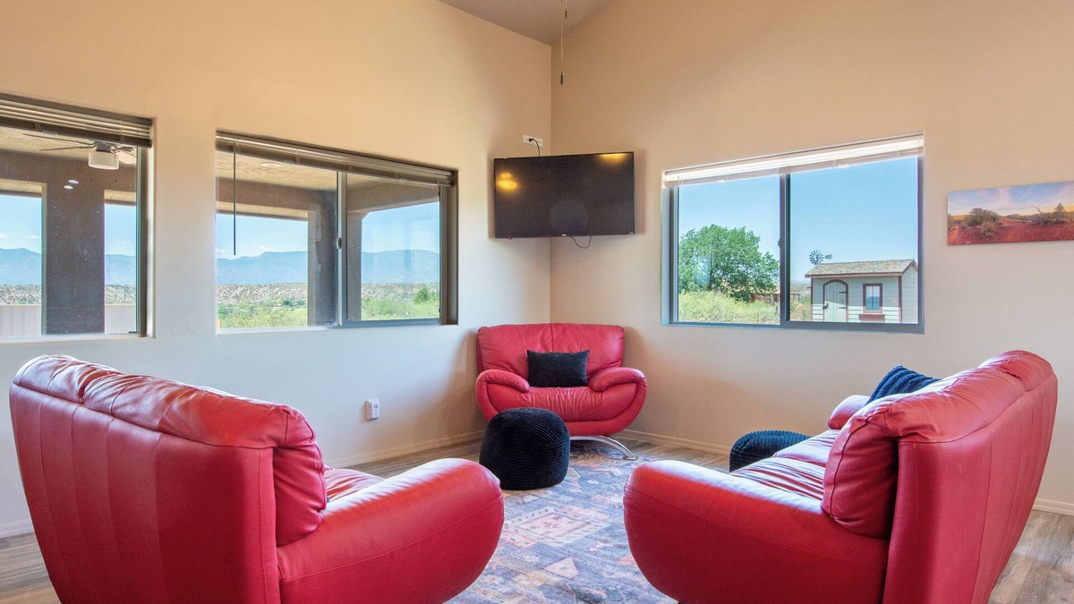 Cornville House | Pool, Hot Tub, King Bed, easy access to Sedona! @Winery Ranch by StargazerSedona