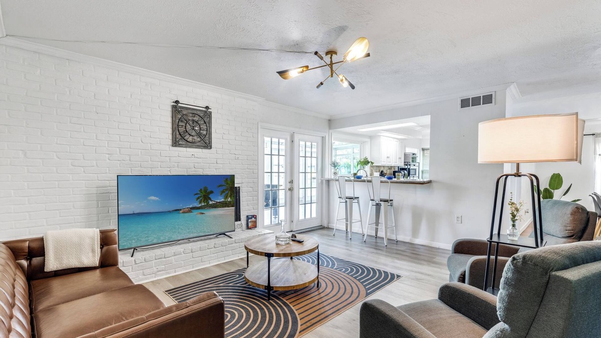 Meadows Place House | Pool House - 5-Bed- Pergola- Sunroom-Pet Friendly