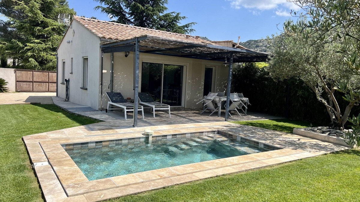 Cheval-Blanc House | Pool house at the foot of the luberon