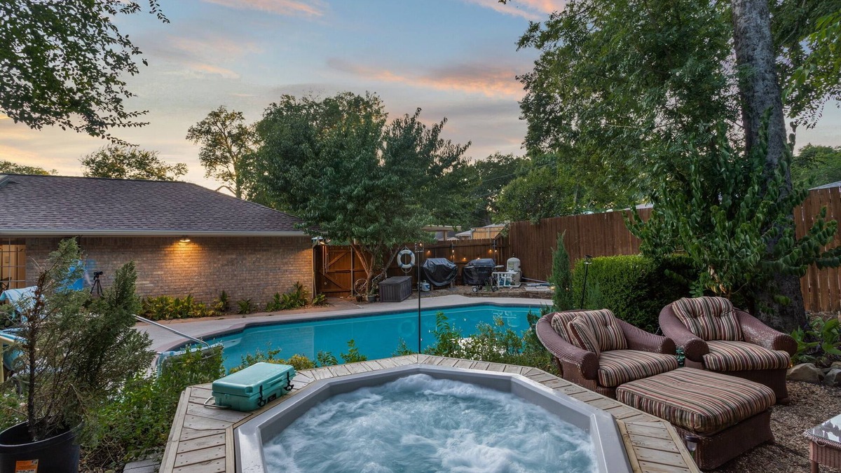 Duncanville House | Pool 🏊🏼‍♂️ Oasis 🏝 Amazing Home, Pool, Hot Tub, Grills, Fire Pit 🔷 Central Location