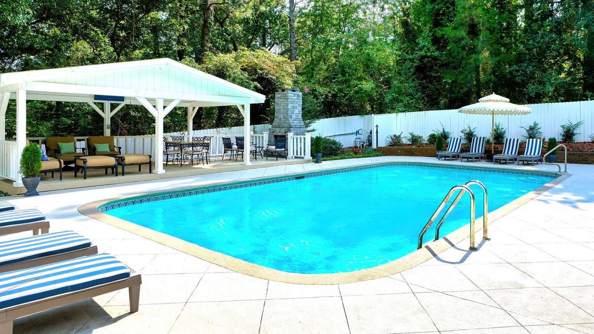 Southern Pines House | Pool-Sleeps 20-Stylish- 5 mins to downtown Southern Pines- Close to Pinehurst
