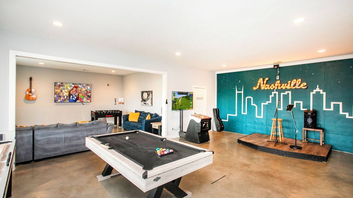 Nashville House | Pool Table, Stage, Gym, HotTub, Game Room, 9 Beds!