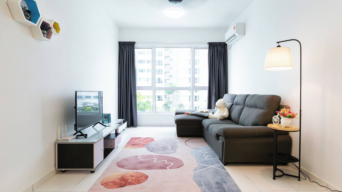 Tanjung Bungah Condo | Pool View 3BR* Walk to SHOPS EAT * AC & Wi-Fi