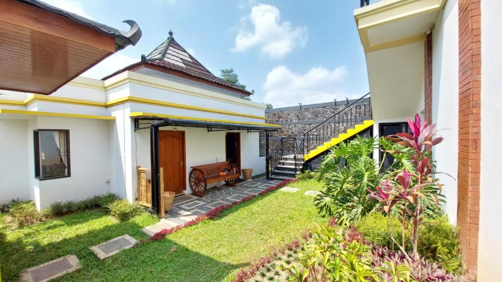 Baturaden Villa | Pool Villa Saung Suluh
