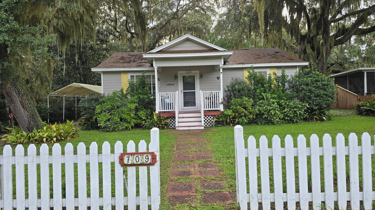 St. Marys House | Pool/Walk to Ferry/Pet Friendly/Fenced In Yardn