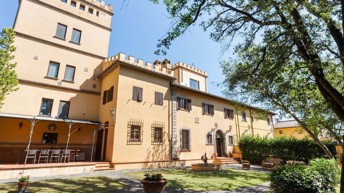 Empoli Villa | Poolside Leisure in Empoli Hideaway