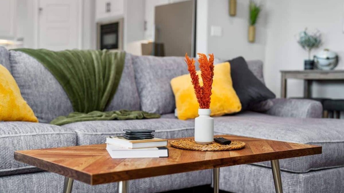 Hewitt House | Poolside Noble House Close to Magnolia & Baylor!