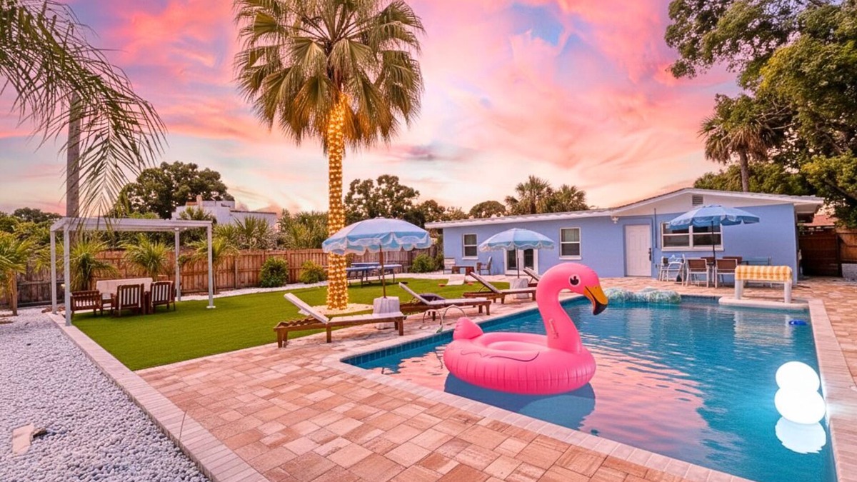 Melbourne House | Poolside Paradise: Cabana, PingPong, Alfresco, Near Beach & Downtown, Sleep 12+
