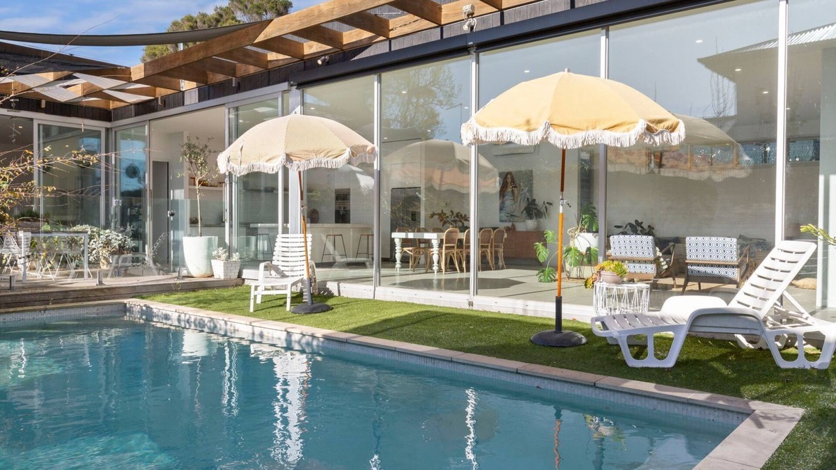 Mount Eliza House | POOLSIDE PARADISE - MOUNT ELIZA