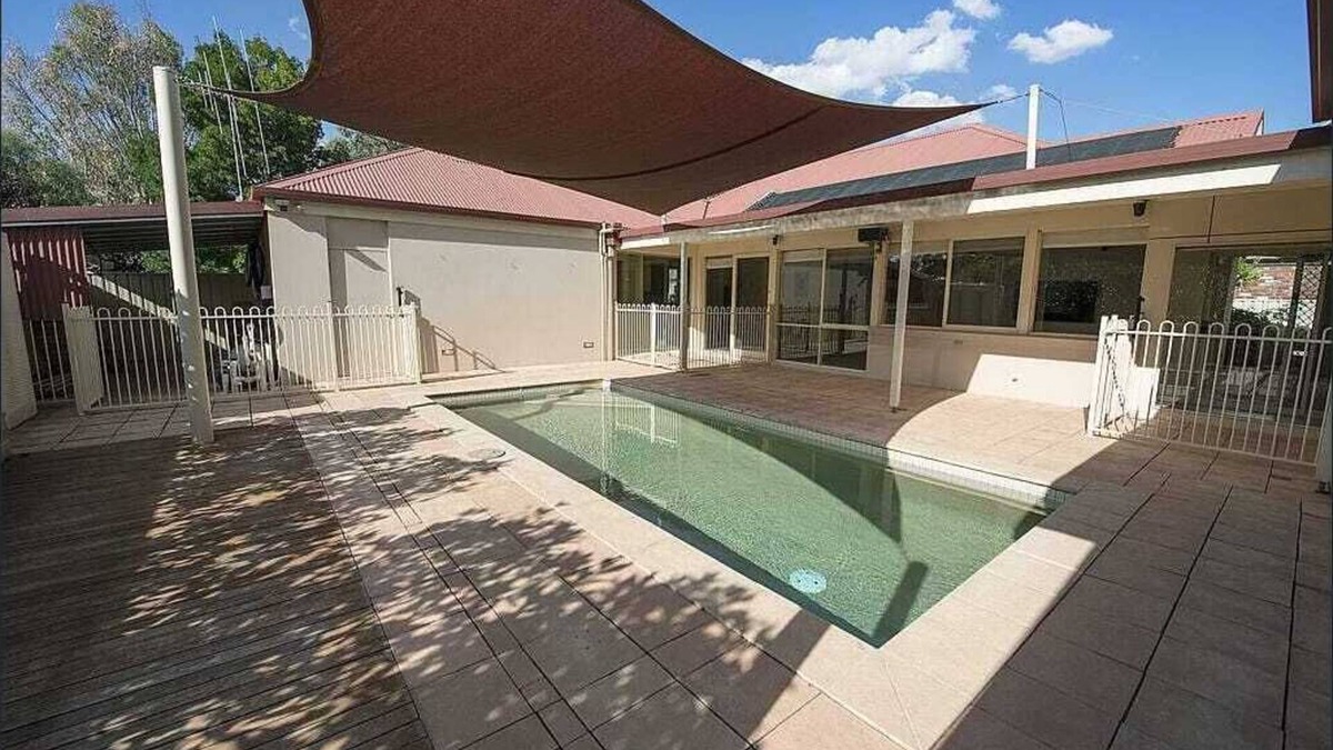 Swan Hill House | Poolside Retreat with Golf Views