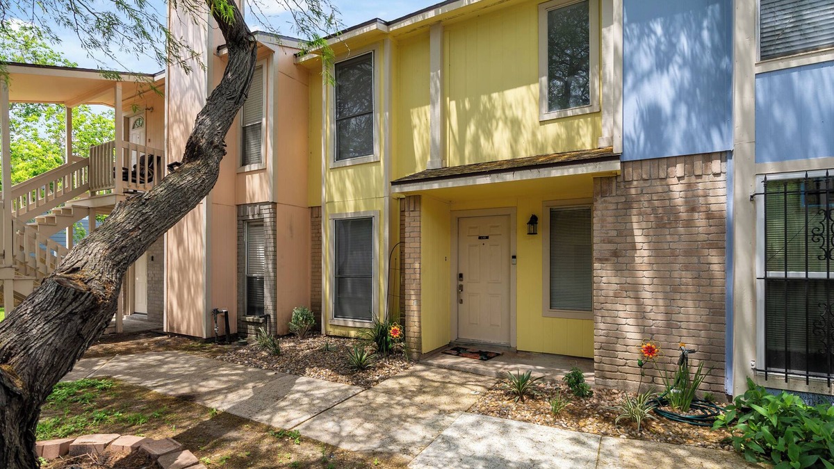 South Side Condo | Poolside this Summer at Cozy Gardens Retreat