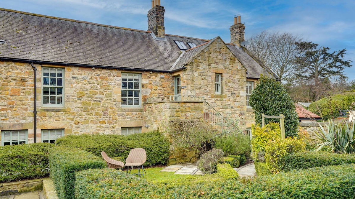 Alnmouth Apartment | Pope Lodge at Hallsteads: Stunning Stone Coach House Conversion