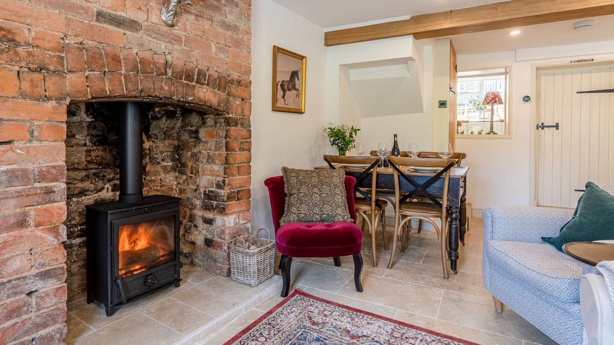 Broadwell Cottage | Poppy Cottage - sleeps 4 guests in 2 bedrooms