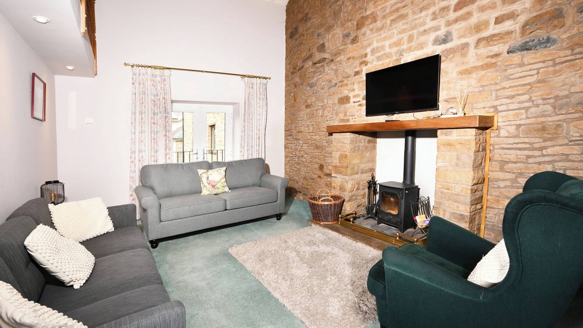Alston Cottage | Poppythorn Cottage Duplex Free Wi-Fi Hot Tub Nature Retreat Cosy