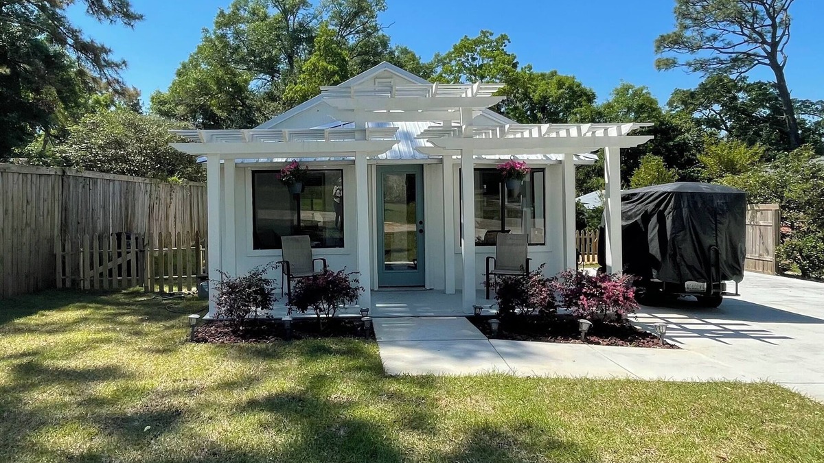 Fairhope Cottage | Pop’s Country House by the Bay…LOCATION Walk to the Pier and Downtown Fairhope!