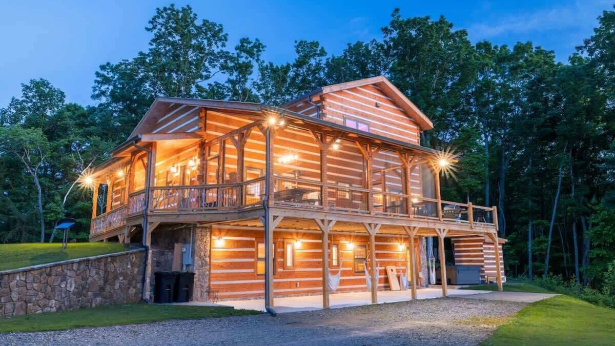 Morganton Cabin | Pop’s Peak - Long-range views, hot tub, fire pit