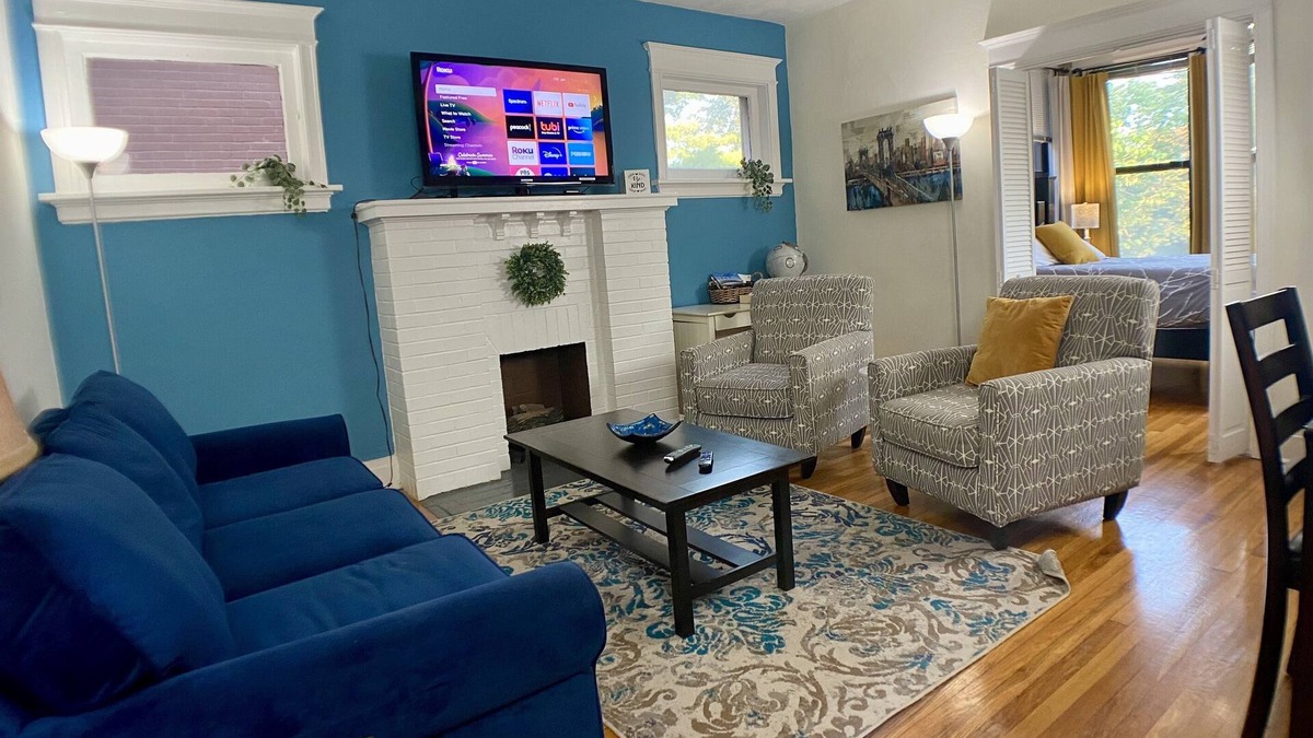 DeBaliviere Place Condo | Popular King + Queen Beds-Steps to Metrolink & Off-Street Parking
