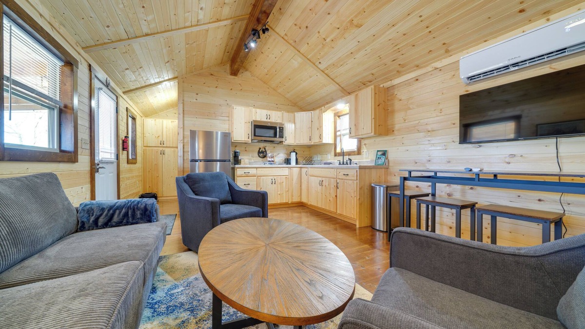 La Grange Cabin | Porch & Pond Views: La Grange Cabin Retreat!