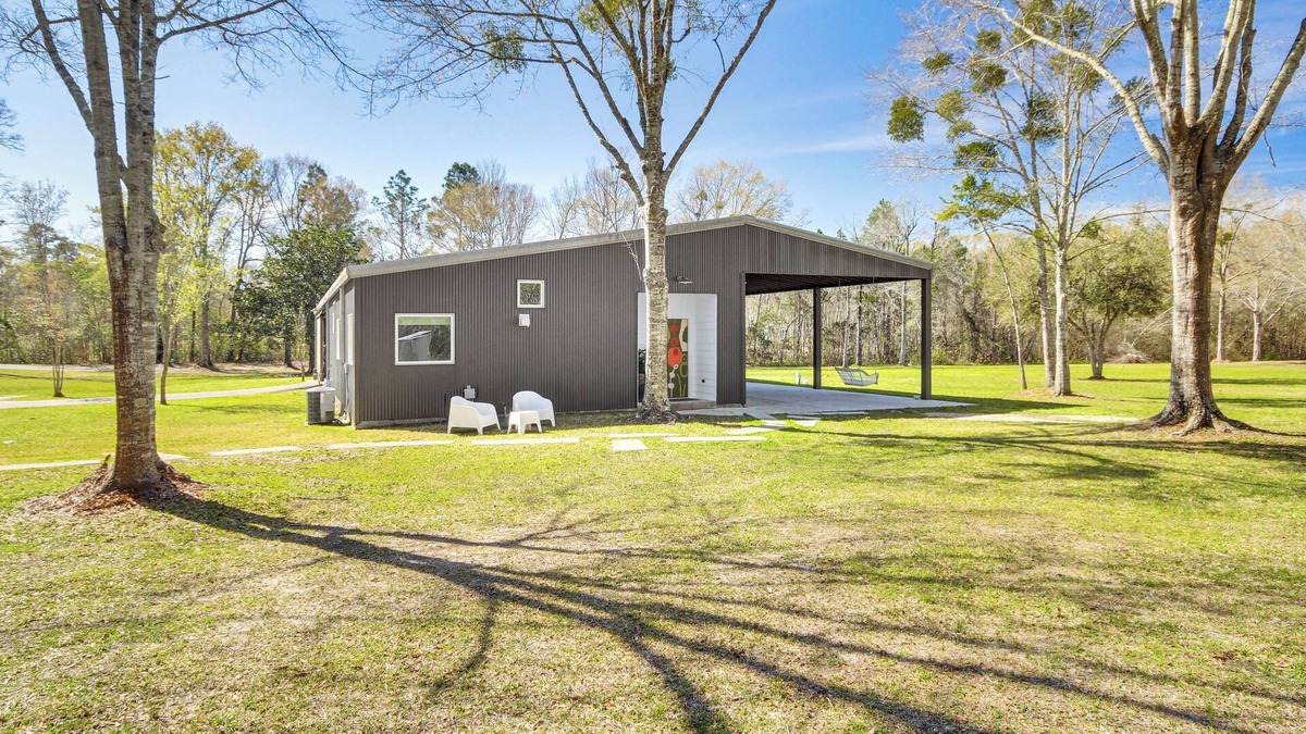 Latimer Apartment | Porch w/Swing & Kayaks: Rural Mississippi Retreat