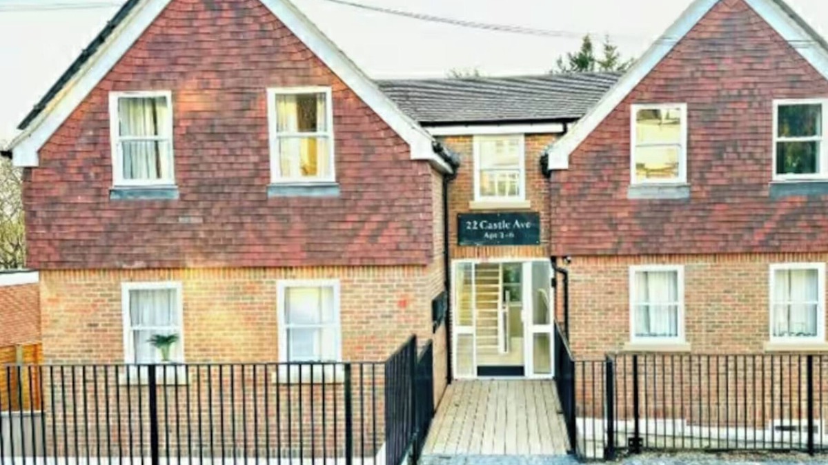 Dover Cabin | Port of Dover Lodge 20 sleeps