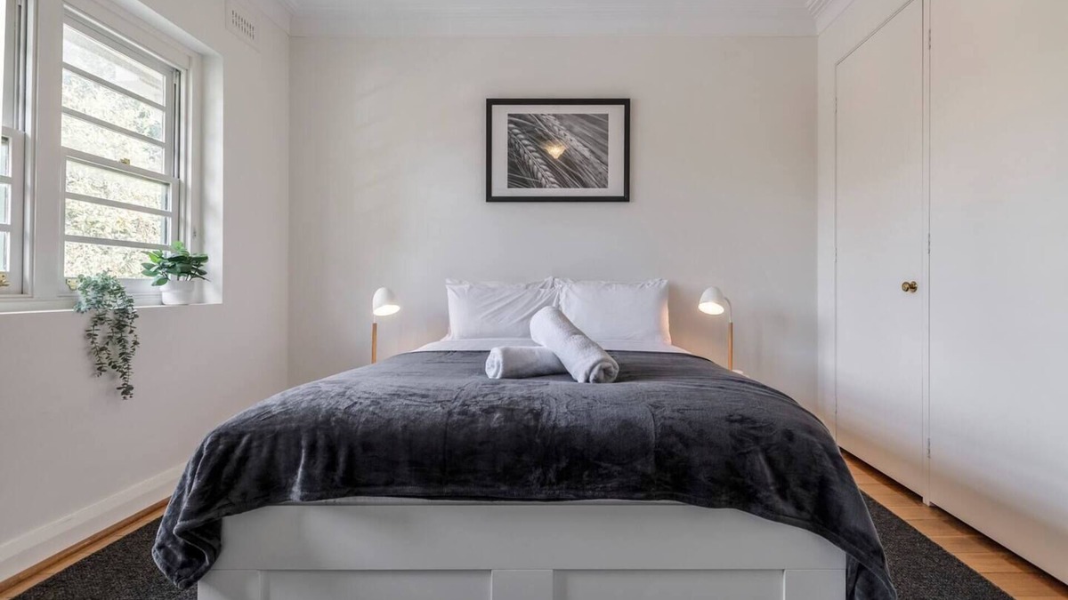 Albert Park Apartment | Port Phillip Bay Perfection in Albert Park