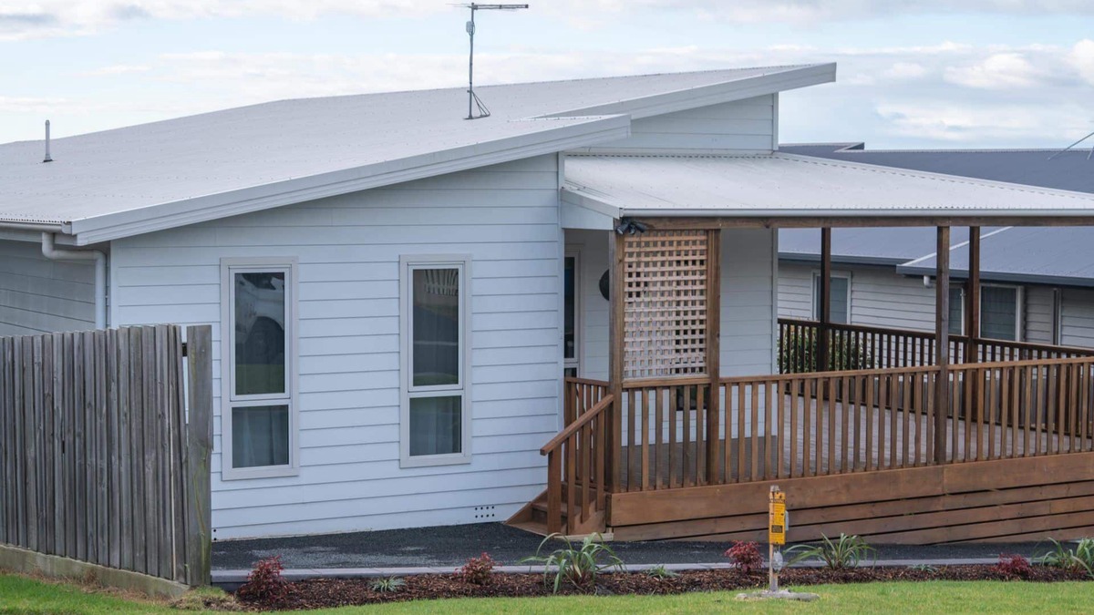 Bridport House | Port View Escape is a spacious 3 bedroom home, offering 2 bathrooms,.