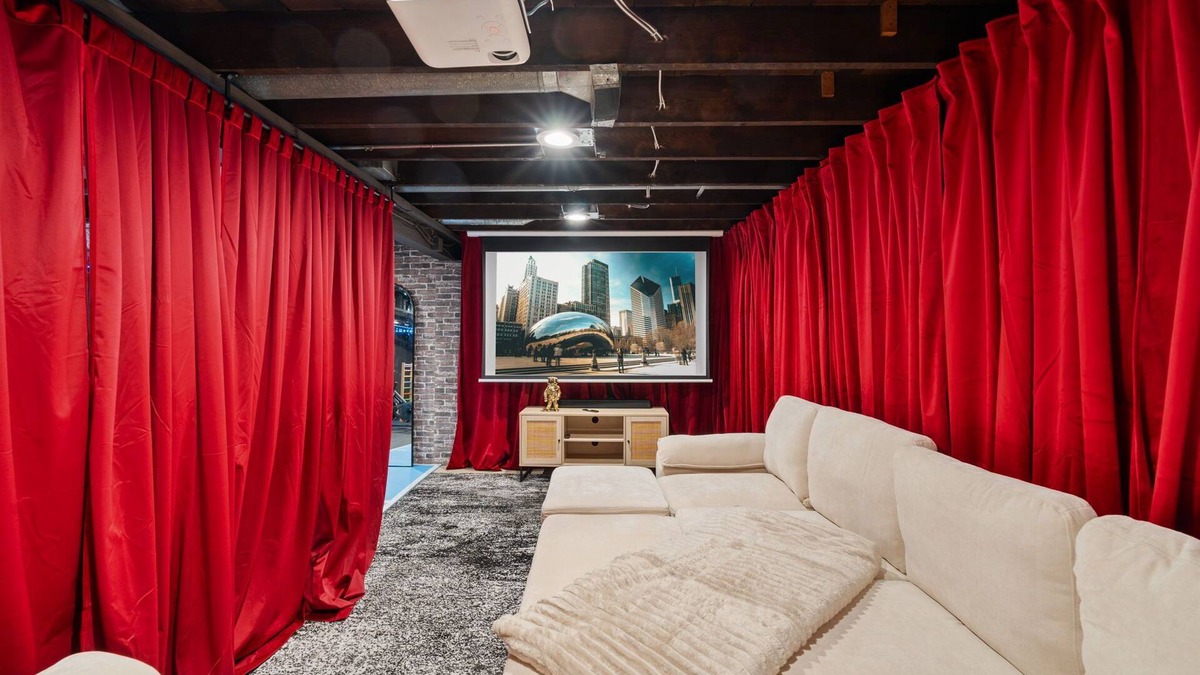 Chicago House | Portage Park/Theater/Deck/Game Room/Gym/Arcade