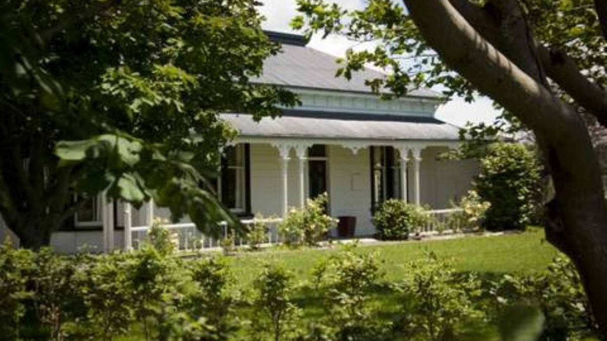 Martinborough House | Porters Vineyard . Great location on Kitchener Street, A short walk to town.