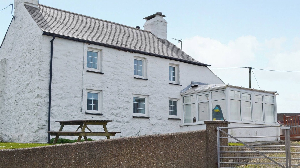 Garn Fadryn Cottage | Porth Cormon Farmhouse