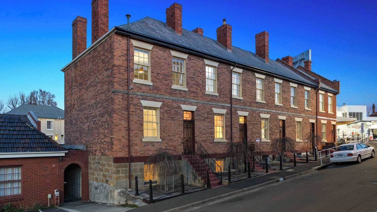 Battery Point Apartment | Portsea Place - Chic queen studio and parking