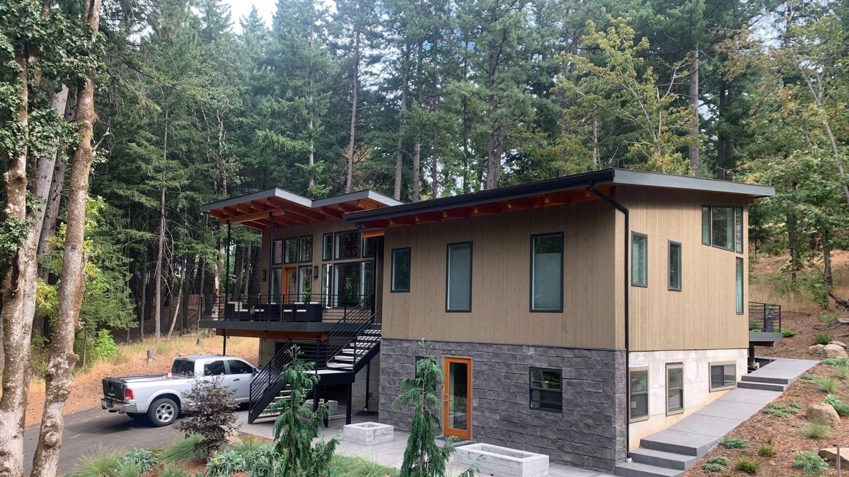 Hood River House | Post Canyon - Luxury oasis in Oregon's mountain bike capital.