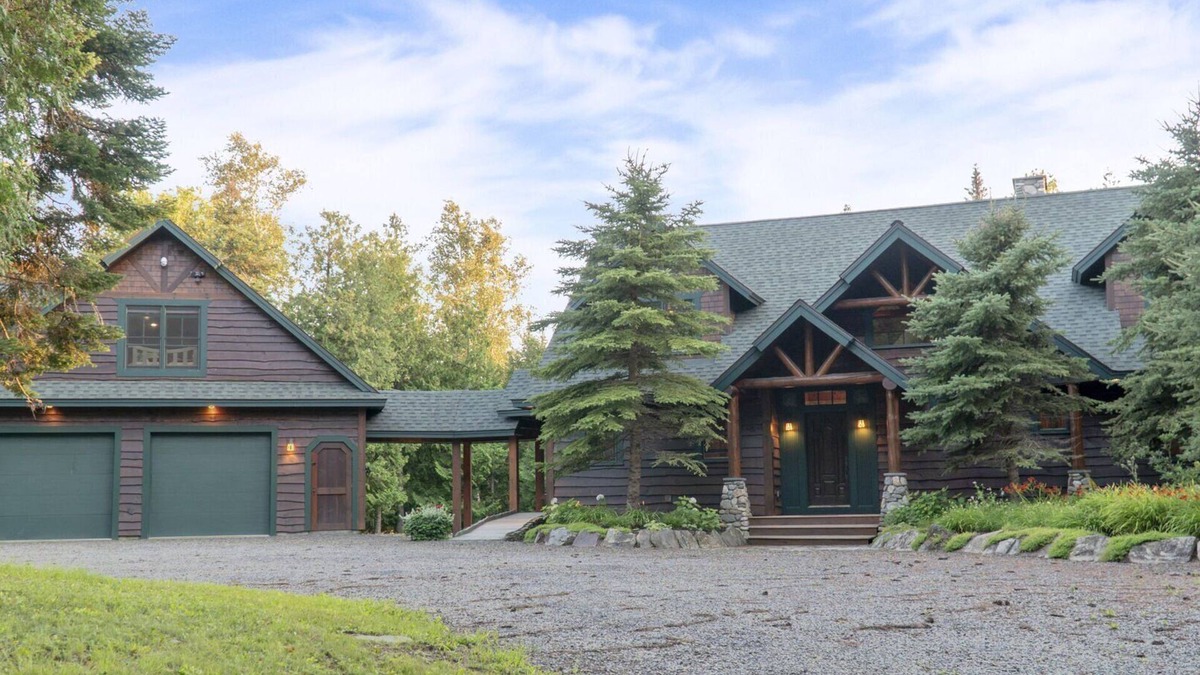 Oquossoc House | Potters Place Retreat/Event Venue - Log home, large spacious barn, and bunkhouse on Rangeley Lake