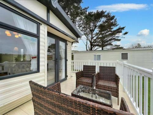 Praa Sands Ski Chalet | Pottsville Cabin Sleeps 4 with Deck
