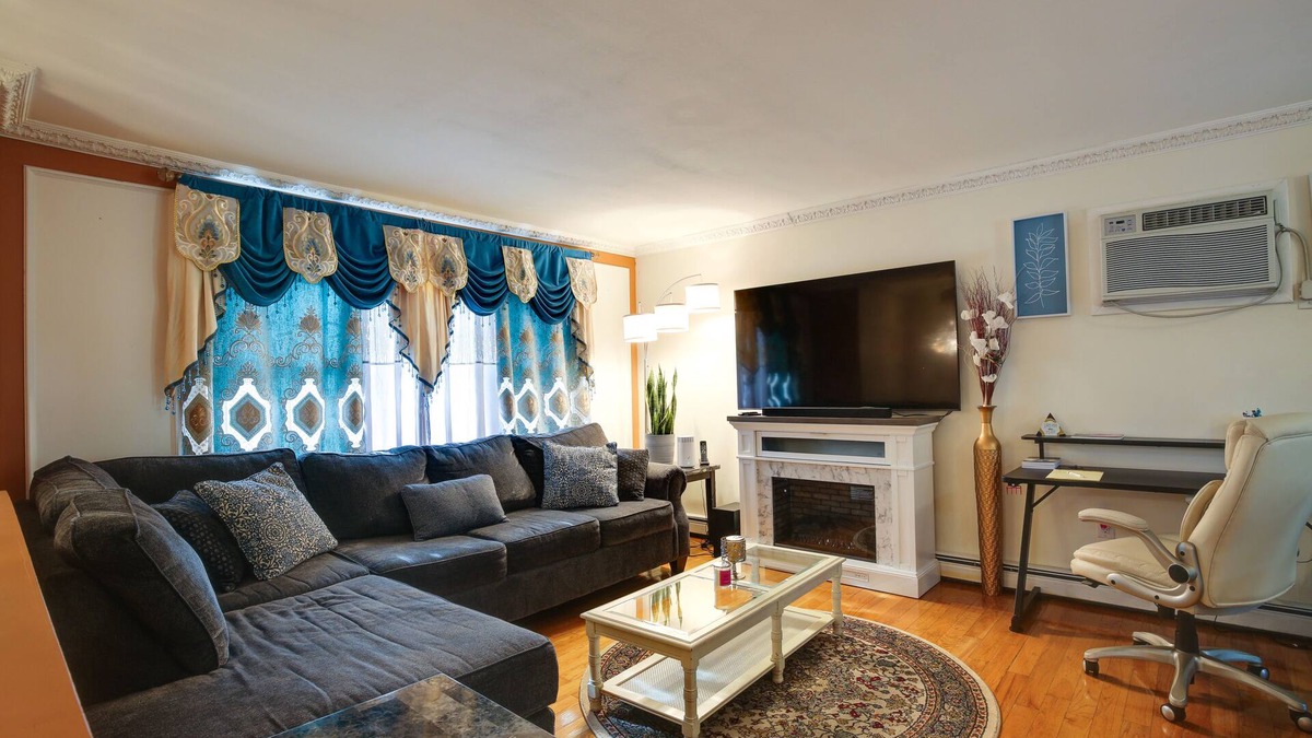Crown Heights House | Poughkeepsie Retreat w/ Deck + Gas Grill!