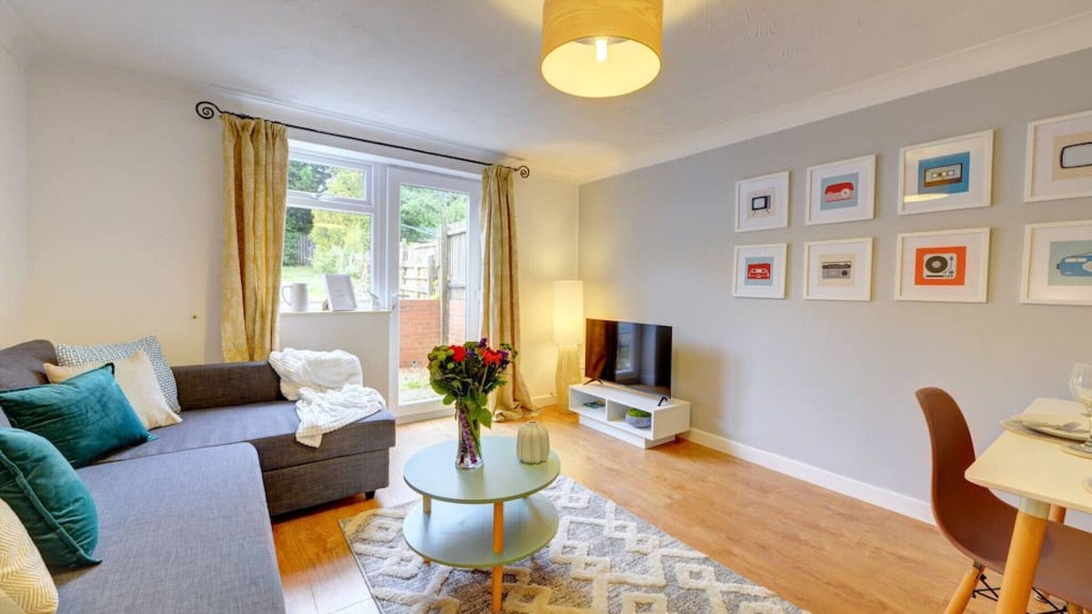 Long Itchington House | Pound House· 2 Bed House Sleeps 6 Southam Town Centre - Inspire Homes