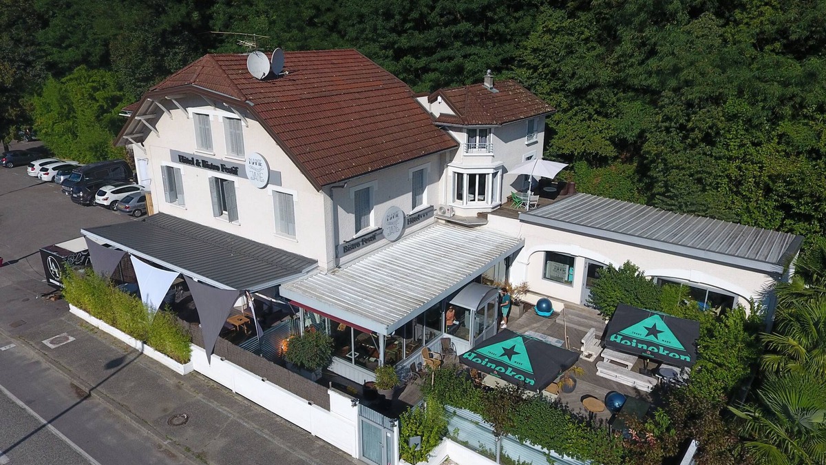 Aix-les-Bains Hotel | Pour 19 Personnes : 9 Chambres + bar + Sonorisation + Terrasses + Jeux D'enfants