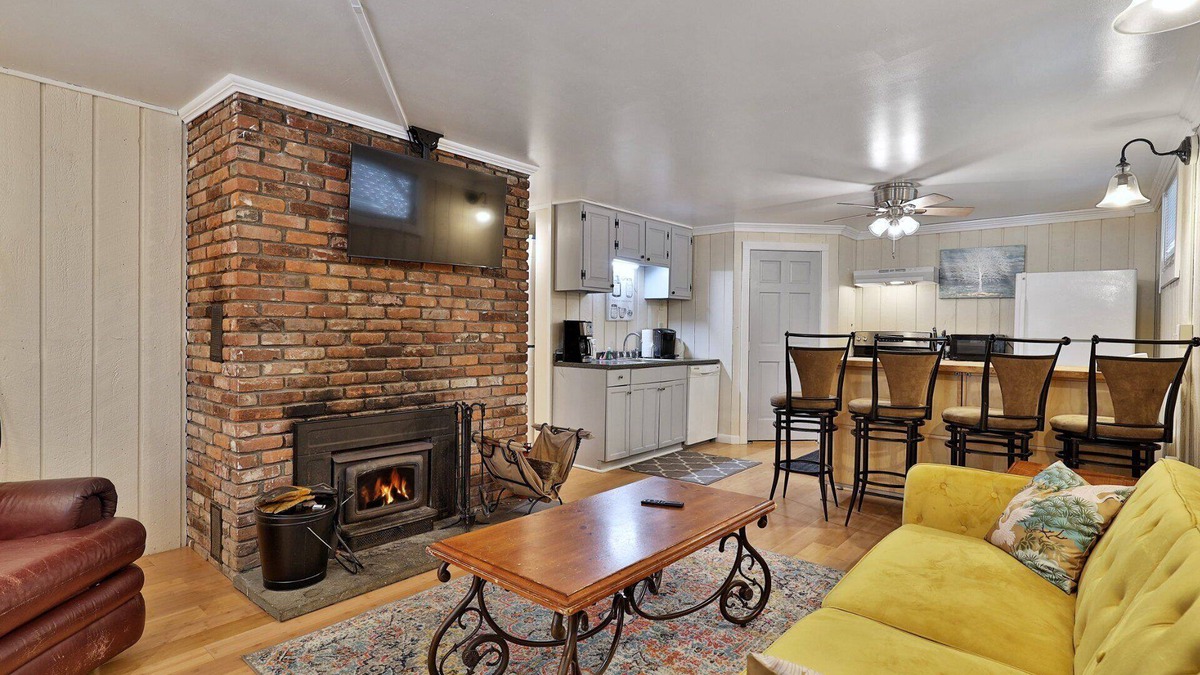 Killington House | Powder Park Place: Lower Unit. Cozy and close to the Mountain! Discounted ski rentals.