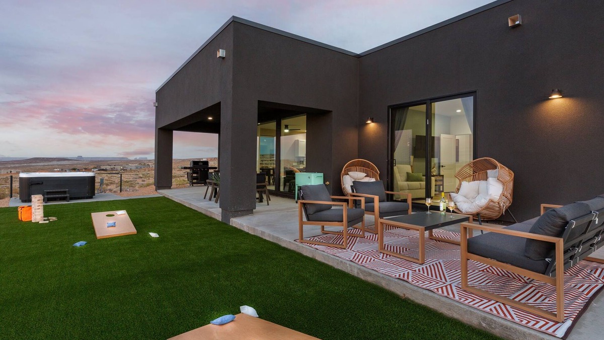 Greenehaven House | Powell's Edge Retreat - Hot tub+ Boat Garage + Home Gym + Lake Views + Sleeps 20