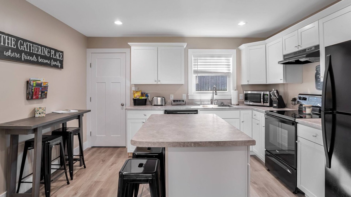Swannanoa House | Power & Water Working, No Internet or Cell Service, Pet Friendly