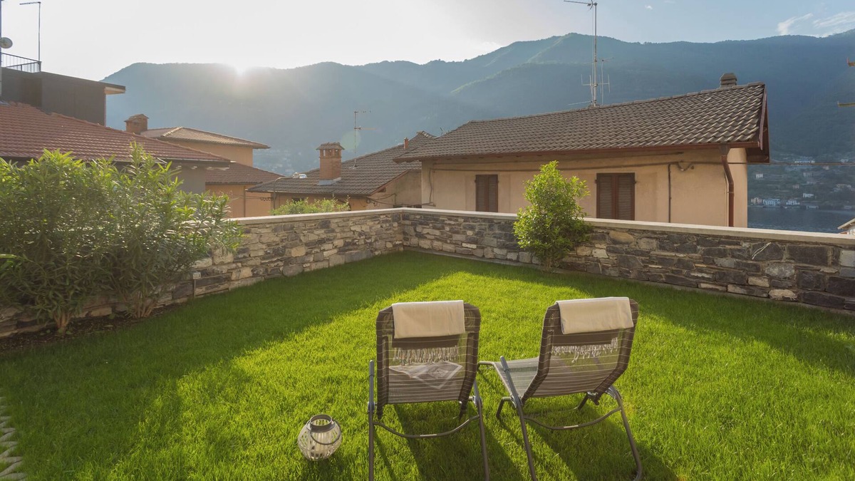 Torno Apartment | Pozzo Vertical Apartment with garden and parking