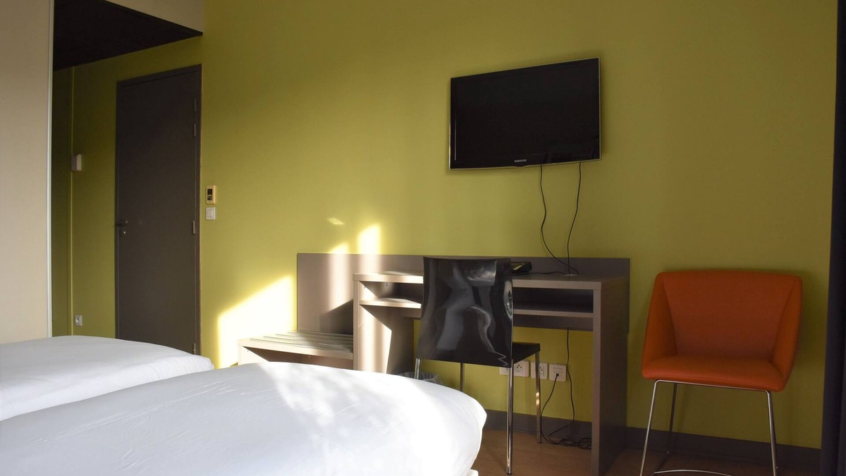 9th Arrondissement Apartment | Près du métro | Chambre Twin + Bureau & Internet
