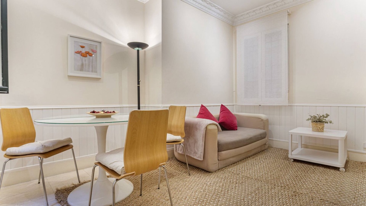 Jeronimos Apartment | Prado apartment in Madrid