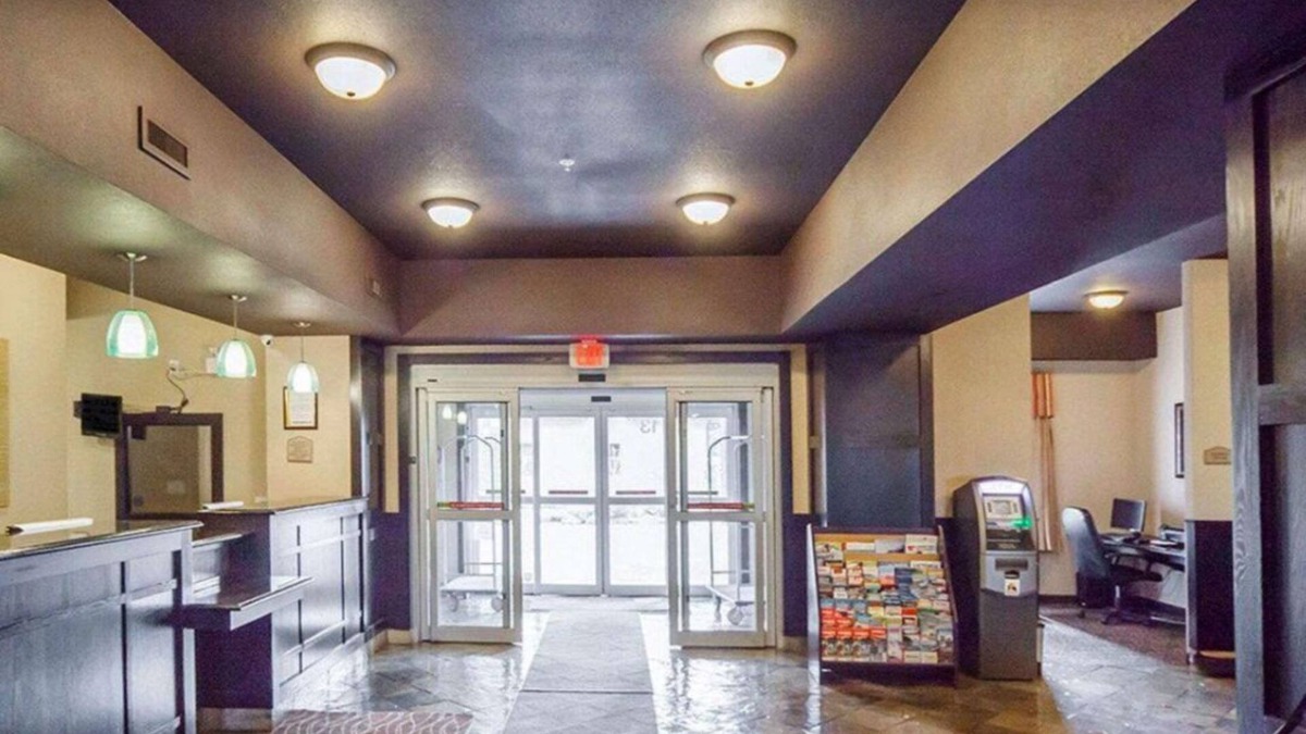 Sylvan Lake Hotel | Prairie Moon Inn Sylvan Lake