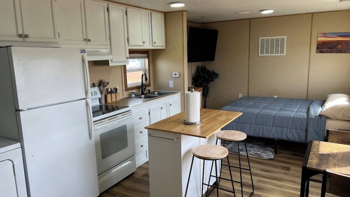 Belfield Cabin | Prairie Tiny Home near TRNP